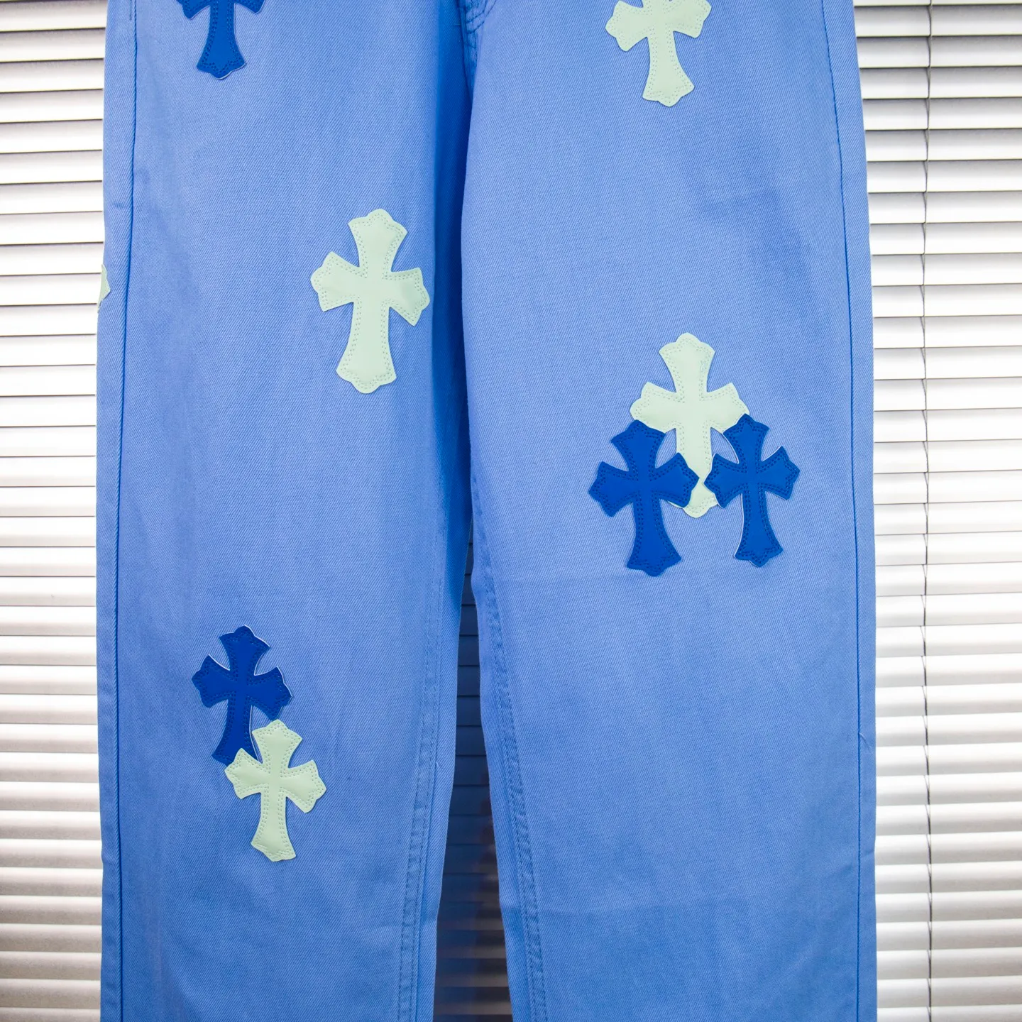 P270 CHROME HEARTS 25ss dopamine light blue cross patch leather washed jeans - Full of exploring the ultimate in fashion, Chrome Hearts' new Chrome Hearts pants not only present a unique style, the fresh ice blue color looks particularly youthful and energetic. The mid-high waist design is paired with a lazy and casual style, which not only shows long legs but also maintains a casual feel. It is a must-have fashion choice for trendy men and trendy women. Style number: 1752# Color: Dopamine light blue Size: 28 30 32 34